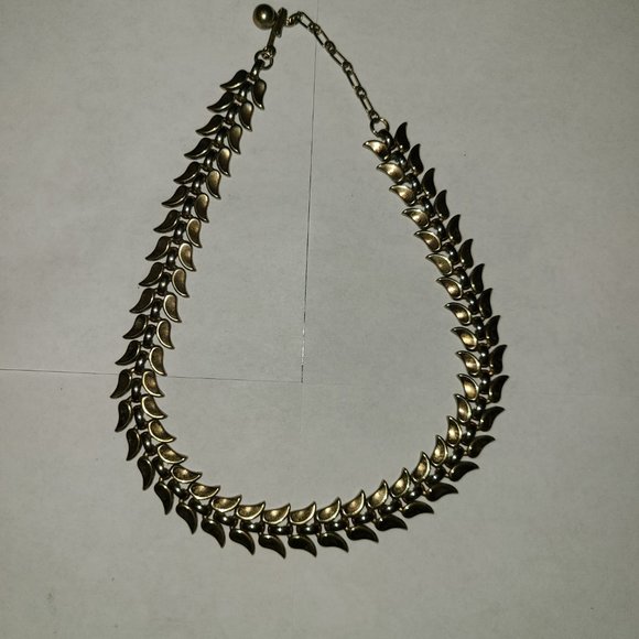 Leafy Collar Necklace Gold Tone - Picture 2 of 2